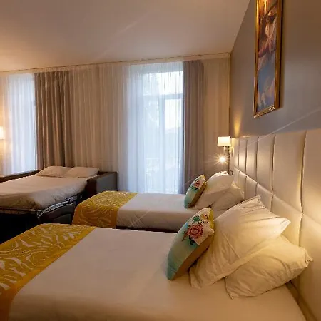 Chapelle Et Parc Hotel Lourdes